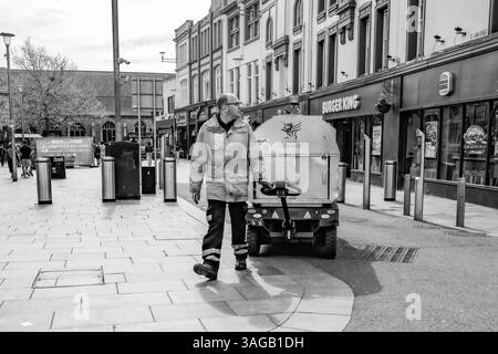Collecte des ordures dans le centre-ville de Cardiff South Wales UK Banque D'Images