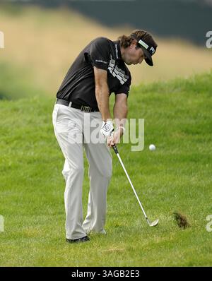 22 juin 2012 - Cromwell, CT, États-Unis - Bubba Watson sort du fairway rugueux sur le 18e trou lors de la deuxième manche du tournoi de golf Travelers Championship 2012 au TPC River Highlands à Cromwell, Connecticut, vendredi 22 juin 2012. (Crédit image : © John Woike/Hartford courant/MCT/ZUMAPRESS.com) Banque D'Images