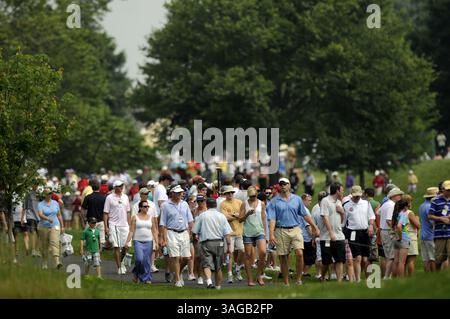 22 juin 2012 - Cromwell, CT, États-Unis - Une foule nombreuse suit les favoris Webb Simpson, Bubba Watson et Keegan Bradley dans la deuxième manche du Travelers Championship au TPC à River Highlands à Cromwell, Connecticut, vendredi 22 juin 2012. (Crédit image : © Cloe poisson/Hartford courant/MCT/ZUMAPRESS.com) Banque D'Images