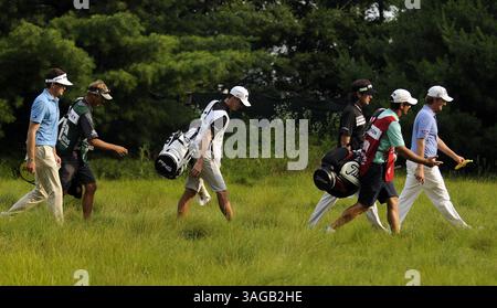 22 juin 2012 - Cromwell, CT, États-Unis - Webb Simpson, à droite, Bubba Watson, (troisième à partir de la droite) et Keegan Bradley, à gauche, se dirigent vers le 10e fairway alors qu'ils commencent leur deuxième manche du tournoi de golf Travelers Championship 2012 au TPC River Highlands à Cromwell, Connecticut, vendredi 22 juin 2012. (Crédit image : © John Woike/Hartford courant/MCT/ZUMAPRESS.com) Banque D'Images