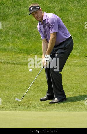 22 juin 2012 - Cromwell, CT, États-Unis - Stuart Appleby se lance sur le 18e green lors de la deuxième manche du tournoi de golf Travelers Championship 2012 au TPC River Highlands à Cromwell, Connecticut, le vendredi 22 juin 2012. (Crédit image : © John Woike/Hartford courant/MCT/ZUMAPRESS.com) Banque D'Images