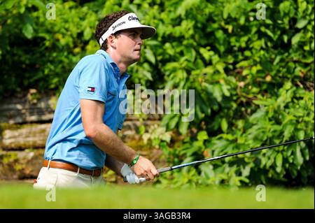 22 juin 2012 - Cromwell, Connecticut, États-Unis - KEEGAN BRADLEY regarde son départ du 15e tee lors de la deuxième manche du Travelers Championship au TPC River Highlands à Cromwell, Connecticut. (Crédit image : © Geoffrey Bolte/ZUMAPRESS.com) Banque D'Images