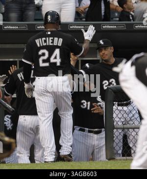 23 juin 2012 - Chicago, il, États-Unis - Dayan Viciedo (24 ans), le joueur des White Sox de Chicago, retourne à la dugout après son double circuit contre les Brewers de Milwaukee en quatrième manche au U.S. Cellular Field à Chicago, Illinois, samedi 23 juin 2012. (Crédit image : © Nuccio Dinuzzo/Chicago Tribune/MCT/ZUMAPRESS.com) Banque D'Images