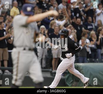 23 juin 2012 - Chicago, il, États-Unis - Chicago White Sox quitte Dayan Viciedo (24 ans) rattrape la troisième base alors que le lanceur Randy Wolf, à gauche, des Milwaukee Brewers, essuie son visage après deux coups de circuit de Viciedo en quatrième manche au U.S. Cellular Field à Chicago, Illinois, samedi 23 juin 2012. (Crédit image : © Nuccio Dinuzzo/Chicago Tribune/MCT/ZUMAPRESS.com) Banque D'Images