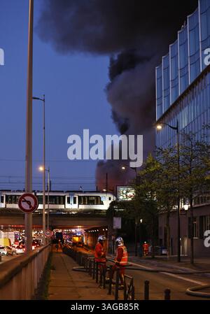 Paris, France. 7 avril 2025. Les pompiers sont en attente près du Palais de Justice du 17ème arrondissement de Paris, France, le 7 avril 2025. Un incendie a éclaté lundi soir dans une station de traitement des déchets du 17ème arrondissement de Paris et, jusqu’à présent, aucun blessé n’a été signalé. Crédit : Gao Jing/Xinhua/Alamy Live News Banque D'Images