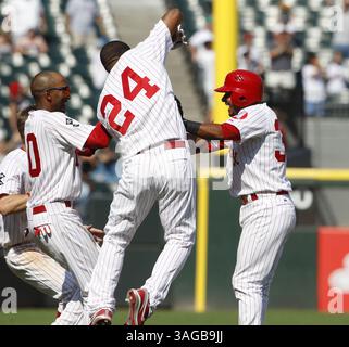 24 juin 2012 - Chicago, il, États-Unis - Eduardo Escobar (38 ans) des White Sox de Chicago est mobbed par ses coéquipiers après que son single RBI en dixième manche ait remporté le match contre les Brewers de Milwaukee au U.S. Cellular Field à Chicago, Illinois, le dimanche 24 juin 2012. (Crédit image : © Nuccio Dinuzzo/Chicago Tribune/MCT/ZUMAPRESS.com) Banque D'Images