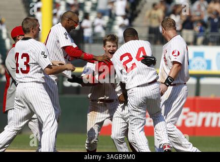 24 juin 2012 - Chicago, il, États-Unis - Eduardo Escobar des White Sox de Chicago est mobbed par ses coéquipiers après que son dixième single RBI ait remporté le match contre les Brewers de Milwaukee au U.S. Cellular Field à Chicago, Illinois, le dimanche 24 juin 2012. (Crédit image : © Nuccio Dinuzzo/Chicago Tribune/MCT/ZUMAPRESS.com) Banque D'Images