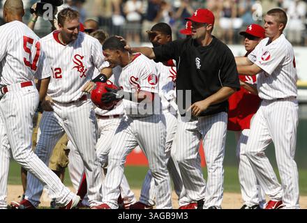 24 juin 2012 - Chicago, Illinois, États-Unis - EDUARDO ESCOBAR (38 ans) des White Sox de Chicago est mobbed par ses coéquipiers après que son single RBI en dixième manche a remporté le match contre les Brewers de Milwaukee au U.S. Cellular Field à Chicago, Illinois dimanche. (Crédit image : © Nuccio Dinuzzo/Chicago Tribune/MCT/ZUMAPRESS.com) Banque D'Images