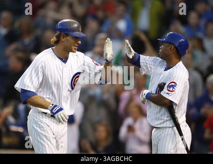 25 juin 2012 - Chicago, il, USA - à gauche, Joe Mather des Chicago Cubs, célèbre son homer de deux manches contre les mets de New York avec son coéquipier Luis Valbuena (24 ans) lors de la quatrième manche au Wrigley Field à Chicago, Illinois, le lundi 25 juin 2012. (Crédit image : © Nuccio Dinuzzo/Chicago Tribune/MCT/ZUMAPRESS.com) Banque D'Images