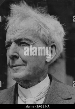 Le Plant Wizard de Californie ci-dessus est photographié Luther Burbank, le célèbre Plant Wizard et horticulteur, photographié pour la première fois depuis de nombreuses années. Cette très excellente ressemblance de l'homme noté a été faite à sa maison à Santa Rosa, et le montre comme il est aujourd'hui, seulement ***** Récupéré d'une maladie grave. M. Burbank ***** Son anniversaire de 75th en mars. 05 avril 1948. (Photo par International Newsreel photo) Banque D'Images