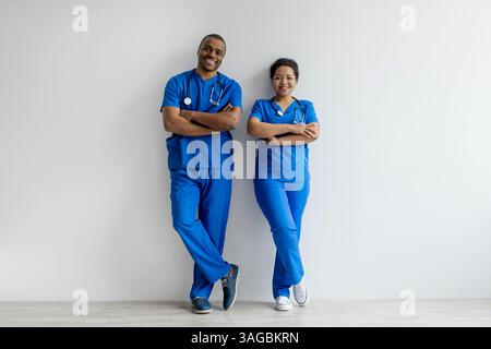 Portrait de deux professionnels de santé afro-américains en gommage bleu Banque D'Images