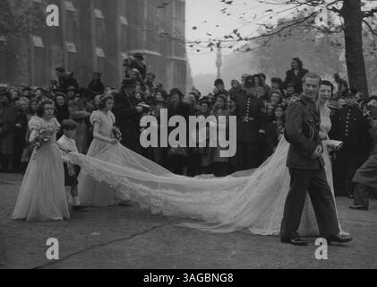 Princesses à Londres mariage : la procession nuptiale Associated Press photos shows : - la procession dridale quittant l'Église, avec (de gauche à droite) Lady Diana Herbert, le prince Michael et la princesse Alexandra comme train Dearers. La princesse Elizabeth, la princesse Margaret Rose et la reine Mary ont assisté au mariage de Mlle Myra Wernher, fille cadette de Sir Harold et Lady Wernher avec le major David Butter, Scots Guards à St, Margaret's, Westminster, Londres, aujourd'hui 5 novembre. La mariée portait une robe de dentelle argentée d'avant-guerre sur rose délicat. 12 novembre 1946. (Photo d'Associated Press photo). Banque D'Images