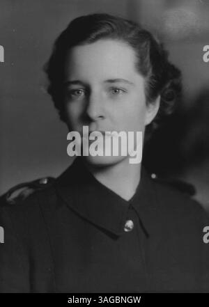 Fille du contre-amiral dans le A, F, S, Nouveau portrait de, Miss Peggy Burrough, la jeune fille séduisante du contre-amiral Burrough, qui est chef adjoint de l'état-major de la marine à l'Amirauté. Sa mère est originaire de Halifax, Nouvelle-Écosse Mlle Burrough est membre de l'A.F.S. dont elle porte l'uniforme sur cette photo. 23 février 1940. Banque D'Images