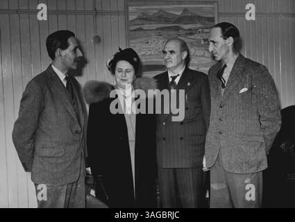 Président des communes australiennes en visite en Irlande du Nord. L'honorable A. Cameron, Président de la Chambre des communes australienne à Canberra, est actuellement en visite en Irlande du Nord en compagnie de son épouse MRS Cameron. La photographie montre : The Hon, A. Cameron et MRS Cameron (au centre) avec Sir Norman Strange, président de la Chambre des communes d'Irlande du Nord (à gauche) et Lt.Col.G.H.H. Le secrétaire général du Ryland Ulster Branch Overseas League, lors de la visite du président australien en Irlande du Nord. 25 juin 1953. (Photo Fox photos). Banque D'Images