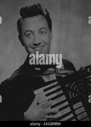 Il s'agit de Charles Camilleri, 24 (photo) petit, sombre et maintenant le meilleur accordéoniste britannique pour piano. Il y a un an, les Camilleri qui parlent vite sont arrivés en Grande-Bretagne à plat cassé. Il n'a fait le top que parce que sa fille l'a encouragé et lui a fait sauver la course. Et il admet qu'il doit tout à la jolie fille, SLIM June Harris, 22 ans, d'Allison Rd Kensington. 29 septembre 1955. Banque D'Images