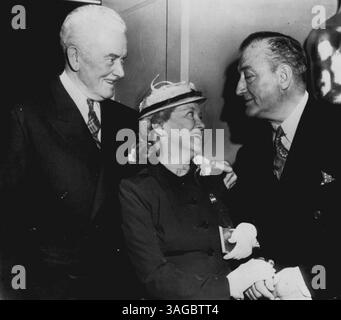 Stars of Yesterday -- trois films Greatss pf "The Good Old Days" se sont réunis hier soir alors que la vieille foule se rassemblait pour assister à un film leur rendant hommage, "The Hollywood Story". De gauche à droite Herbert Rawlinson, Pauline Garon et Francis X. Bushman. 09 mai 1951. (Photo de AP Wirephoto). Banque D'Images