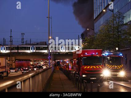 Paris, France. 7 avril 2025. Les pompiers sont en attente près du Palais de Justice du 17ème arrondissement de Paris, France, le 7 avril 2025. Un incendie a éclaté lundi soir dans une station de traitement des déchets du 17ème arrondissement de Paris et, jusqu’à présent, aucun blessé n’a été signalé. Crédit : Gao Jing/Xinhua/Alamy Live News Banque D'Images