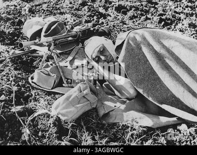 L'avancée alliée en Syrie - les forces britanniques et françaises libres ont avancé en Syrie pour contrer l'infiltration de l'axe. Les forces de Vichy s'opposèrent aux troupes alliées et c'est après un mois de combats acharnés que Gene : DENTZ, haut-commissaire de Vichy pour la Syrie, demanda un armistice. Après avoir bien avancé en Syrie, ce soldat australien blessé trouve qu'il a droit à un peu de sommeil et le prend à l'endroit le plus pratique. 23 septembre 1941. (Photo de British Official Photograph). Banque D'Images