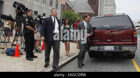 22 mai 2012 - Greensboro, NC, USA - L'ancien sénateur John Edwards quitte le palais de justice fédéral avec sa fille Cate Edwards comme jurés terminent leur troisième journée de délibérations à Greensboro, Caroline du Nord, le mardi 22 mai 2012. (Crédit image : © Chuck Liddy/Raleigh News & observer/MCT/ZUMAPRESS.com) Banque D'Images