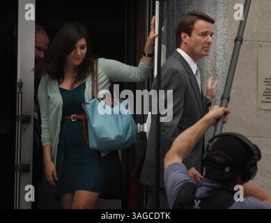 22 mai 2012 - Greensboro, NC, USA - L'ancien sénateur John Edwards quitte le palais de justice fédéral avec sa fille Cate Edwards comme jurés terminent leur troisième journée de délibérations à Greensboro, Caroline du Nord, le mardi 22 mai 2012. (Crédit image : © Chuck Liddy/Raleigh News & observer/MCT/ZUMAPRESS.com) Banque D'Images