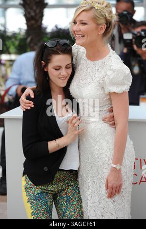 23 mai 2012 - Cannes, France - KRISTEN STEWART (l) et KIRSTEN DUNST se trompent lors de la photocall 'on the Road' au 65ème Festival International du film de Cannes. (Crédit image : © Ki Price/ZUMAPRESS.com) Banque D'Images