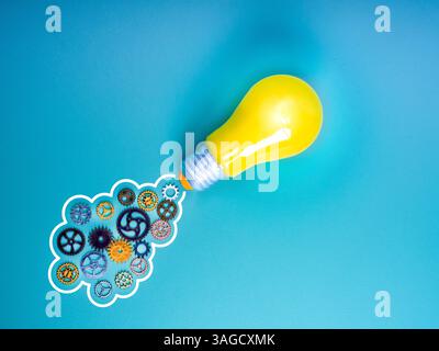 Démarrage d'entreprise, idée créative, inspiration, connaissance de l'éducation et de l'apprentissage, concept d'innovation. Ampoule jaune comme une fusée, lancer avec de nombreux rouages Banque D'Images