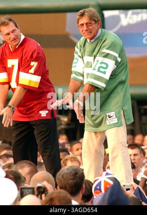 L'ancien quarterback des Redskins de Washington, JOE THEISMAN, et JOE NAMATH, quarterback du Hall of Fame des jets de New York, accueillent la foule pour le concert en direct du Kickoff de la NFL au National Mall de Washington, DC, le 4 septembre 2003. (Crédit image : Steven Tackeff/ZUMAPRESS.com) Banque D'Images