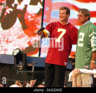L'ancien quarterback des Redskins de Washington, JOE THEISMAN, et JOE NAMATH, quarterback du Hall of Fame des jets de New York, accueillent la foule pour le concert en direct du Kickoff de la NFL au National Mall de Washington, DC, le 4 septembre 2003. (Crédit image : Steven Tackeff/ZUMAPRESS.com) Banque D'Images