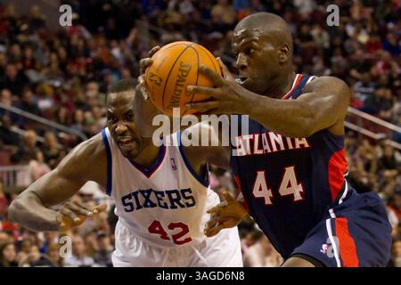 31 mars 2012 : L'attaquant des Atlanta Hawks Ivan Johnson (44 ans) passe au panier devant l'attaquant des 76ers de Philadelphie Elton Brand (42 ans) lors du match NBA entre les Hawks d'Atlanta et les 76ers de Philadelphie au Wells Fargo Center à Philadelphie, en Pennsylvanie. Les 76ers de Philadelphie ont battu les Hawks d'Atlanta, 95-90.(image crédit : © Chris Szagola/Cal Sport Media/ZUMAPRESS.com) Banque D'Images