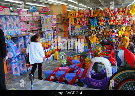 Jan 05, 2007 ; Toluca, MEXIQUE ; jouets à vendre dans un magasin à Toluca, Mexique, comme les enfants attendent l'arrivée des trois Rois Melchor, Baltazar et Gaspar pour le jour des trois Rois, qui tombe le 6 janvier, jour de l'Épiphanie. Le jour des trois Rois est quand les enfants mexicains reçoivent la majorité de leurs cadeaux (plutôt que Noël). (Crédit image : Carlos Tischler/ZUMAPRESS.com) Banque D'Images
