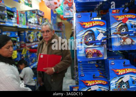 Jan 05, 2007 ; Toluca, MEXIQUE ; jouets à vendre dans un magasin à Toluca, Mexique, comme les enfants attendent l'arrivée des trois Rois Melchor, Baltazar et Gaspar pour le jour des trois Rois, qui tombe le 6 janvier, jour de l'Épiphanie. Le jour des trois Rois est quand les enfants mexicains reçoivent la majorité de leurs cadeaux (plutôt que Noël). (Crédit image : Carlos Tischler/ZUMAPRESS.com) Banque D'Images