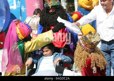 05 janv. 2007 ; Toluca, MEXIQUE ; les enfants mexicains attendent l'arrivée des trois Rois Melchor, Baltazar et Gaspar, à Toluca, Mexique. Le jour des trois Rois tombe le 6 janvier, jour de l'Épiphanie. Au Mexique, c’est alors que les enfants reçoivent la majorité de leurs cadeaux (plutôt que Noël). (Crédit image : Carlos Tischler/ZUMAPRESS.com) Banque D'Images