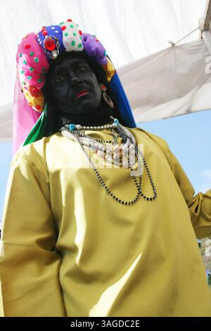 05 janv. 2007 ; Toluca, MEXIQUE ; Un homme habillé un des trois Rois dans un magasin de jouets à Toluca, Mexique, alors que les enfants attendent l'arrivée des trois Rois Melchor, Baltazar et Gaspar pour le jour des trois Rois, qui tombe le 6 janvier, jour de l'Épiphanie. Le jour des trois Rois est quand les enfants mexicains reçoivent la majorité de leurs cadeaux (plutôt que Noël). (Crédit image : Carlos Tischler/ZUMAPRESS.com) Banque D'Images