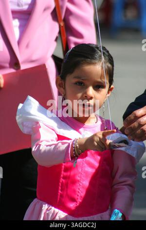 05 janv. 2007 ; Toluca, MEXIQUE ; les enfants mexicains attendent l'arrivée des trois Rois Melchor, Baltazar et Gaspar, à Toluca, Mexique. Le jour des trois Rois tombe le 6 janvier, jour de l'Épiphanie. Au Mexique, c’est alors que les enfants reçoivent la majorité de leurs cadeaux (plutôt que Noël). (Crédit image : Carlos Tischler/ZUMAPRESS.com) Banque D'Images