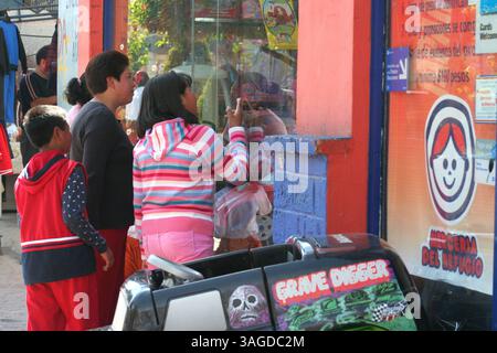 Jan 05, 2007 ; Toluca, MEXIQUE ; jouets à vendre dans un magasin à Toluca, Mexique, alors que des milliers d'enfants attendent l'arrivée des trois Rois Melchor, Baltazar et Gaspar pour la Journée des trois Rois, qui tombe le 6 janvier, jour de l'Épiphanie. Le jour des trois Rois est quand les enfants mexicains reçoivent la majorité de leurs cadeaux (plutôt que Noël). (Crédit image : Carlos Tischler/ZUMAPRESS.com) Banque D'Images