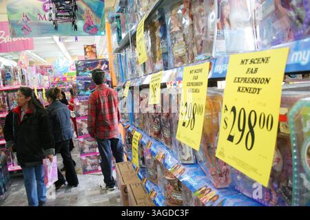 Jan 05, 2007 ; Toluca, MEXIQUE ; jouets à vendre dans un magasin à Toluca, Mexique, comme les enfants attendent l'arrivée des trois Rois Melchor, Baltazar et Gaspar pour le jour des trois Rois, qui tombe le 6 janvier, jour de l'Épiphanie. Le jour des trois Rois est quand les enfants mexicains reçoivent la majorité de leurs cadeaux (plutôt que Noël). (Crédit image : Carlos Tischler/ZUMAPRESS.com) Banque D'Images