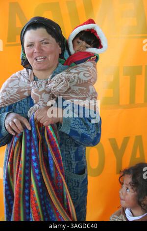 05 janv. 2007 ; Toluca, MEXIQUE ; les enfants mexicains attendent l'arrivée des trois Rois Melchor, Baltazar et Gaspar, à Toluca, Mexique. Le jour des trois Rois tombe le 6 janvier, jour de l'Épiphanie. Au Mexique, c’est alors que les enfants reçoivent la majorité de leurs cadeaux (plutôt que Noël). (Crédit image : Carlos Tischler/ZUMAPRESS.com) Banque D'Images