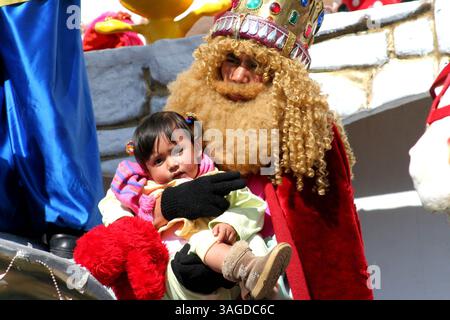 05 janv. 2007 ; Toluca, MEXIQUE ; les enfants mexicains attendent l'arrivée des trois Rois Melchor, Baltazar et Gaspar, à Toluca, Mexique. Le jour des trois Rois tombe le 6 janvier, jour de l'Épiphanie. Au Mexique, c’est alors que les enfants reçoivent la majorité de leurs cadeaux (plutôt que Noël). (Crédit image : Carlos Tischler/ZUMAPRESS.com) Banque D'Images