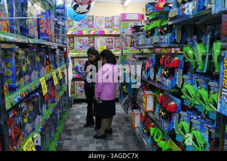 Jan 05, 2007 ; Toluca, MEXIQUE ; jouets à vendre dans un magasin à Toluca, Mexique, comme les enfants attendent l'arrivée des trois Rois Melchor, Baltazar et Gaspar pour le jour des trois Rois, qui tombe le 6 janvier, jour de l'Épiphanie. Le jour des trois Rois est quand les enfants mexicains reçoivent la majorité de leurs cadeaux (plutôt que Noël). (Crédit image : Carlos Tischler/ZUMAPRESS.com) Banque D'Images