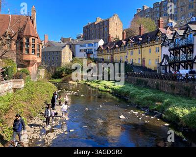 Édimbourg, Écosse, Royaume-Uni. 8 avril 2025. Le temps ensoleillé glorieux continue à travers la ville avec les habitants et les visiteurs frappant les points chauds habituels. Visiteurs à Dean Village. Crédit : Craig Brown/Alamy Live News Banque D'Images