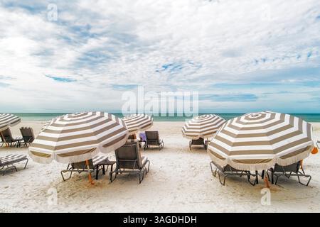 Parasols et chaises longues sur une plage, Marco Island, comté de collier, Floride, États-Unis Banque D'Images