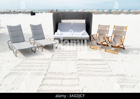 Cabane lit et chaises longues sur une plage, Marco Island, Floride Banque D'Images