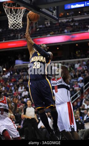 4 avril 2012 - Washington, DC, États-Unis - le garde-tireur des Pacers de l'Indiana Leandro Barbosa (28 ans) prend le ballon devant le garde-tireur des Wizards de Washington Roger Mason (8 ans) et au cerceau pour un score au quatrième quart-temps au Verizon Center à Washington, DC, le mercredi 4 avril 2012. Les Pacers ont battu les Wizards, 109-96. (Crédit image : © Chuck Myers/MCT/MCT/ZUMAPRESS.com) Banque D'Images