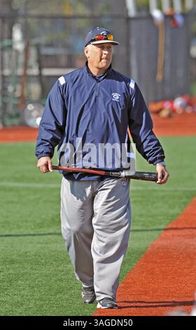29 mars 2012 - Towson, Maryland, États-Unis - CAL RIPKEN Jr., entraîneur de Gilman High School, montré sur le terrain avant un match contre Calvert Hall College High School (crédit image : © Ken Inness/ZUMApress.com) Banque D'Images