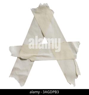 Lettre A faite de ruban de masquage de couleur blanc cassé sur fond blanc avec chemin de détourage Banque D'Images