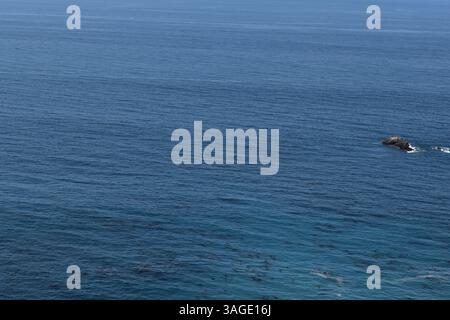 Le littoral de Big sur offre une beauté spectaculaire et accidentée, avec des plages magnifiques entre des falaises imposantes et le vaste océan Pacifique. Banque D'Images
