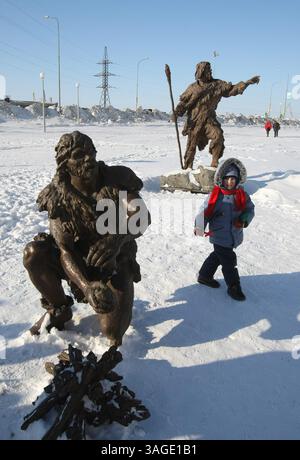 22 février 2009 - Khanty-Mansiysk, Russie - Parc Jurassique dans la ville de Khanty-Mansiysk en Sibérie occidentale en Russie présentant des sculptures de la fin de l'ère Jurassique des animaux et des personnes préhistoriques. SUR LA PHOTO : sculpture de l'homme préhistorique qui allume le feu (crédit image : PhotoXpress/ZUMAPRESS.com) Banque D'Images