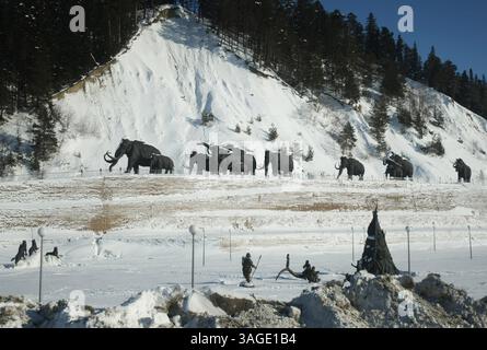 22 février 2009 - Khanty-Mansiysk, Russie - Parc Jurassique dans la ville de Khanty-Mansiysk en Sibérie occidentale en Russie présentant des sculptures de la fin de l'ère Jurassique des animaux et des personnes préhistoriques. SUR LA PHOTO : camp préhistorique et sculptures de mammouths en arrière-plan (crédit image : PhotoXpress/ZUMAPRESS.com) Banque D'Images
