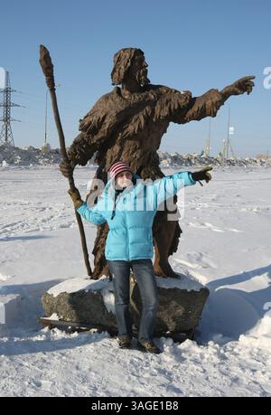 22 février 2009 - Khanty-Mansiysk, Russie - Parc Jurassique dans la ville de Khanty-Mansiysk en Sibérie occidentale en Russie présentant des sculptures de la fin de l'ère Jurassique des animaux et des personnes préhistoriques. SUR LA PHOTO : sculpture de l'homme préhistorique (crédit image : PhotoXpress/ZUMAPRESS.com) Banque D'Images