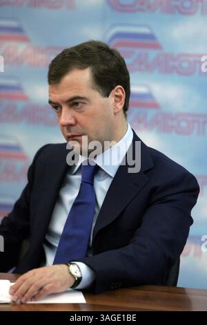 Jan 11, 2009 - Moscou, Russie - le président russe DMITRI MEDVEDEV visite le bureau de design de Salyut. Salyut Design Bureau est spécialisé dans le développement et la conception d'engins spatiaux, de lanceurs, de stations spatiales et d'autres systèmes de fusées spatiales à des fins diverses ainsi que dans le développement et la conception de moteurs à réaction (image de crédit : PhotoXpress/ZUMAPRESS.com) Banque D'Images